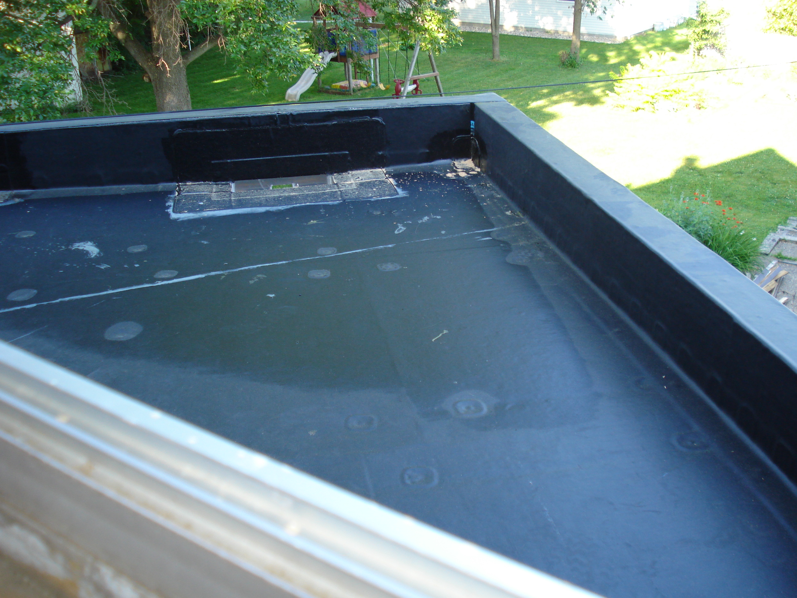 Roof with rubber membrane